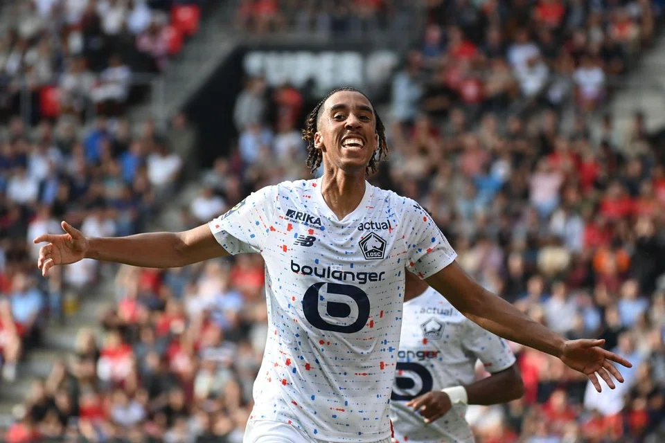 Pemain pertahanan muda Perancis, Leny Yoro, menandatangani kontrak lima tahun bersama Manchester United. 