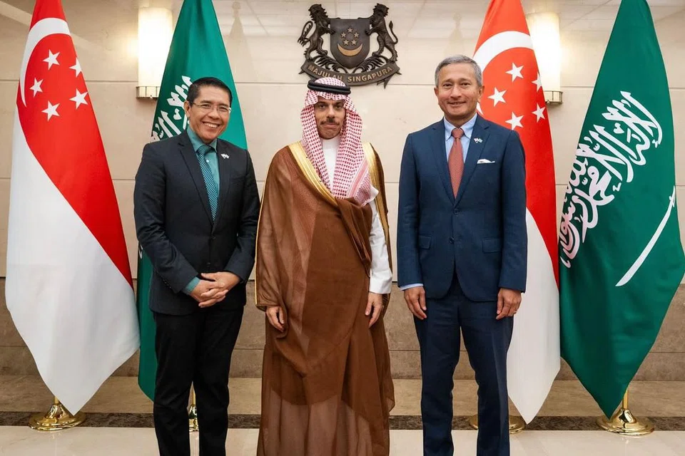 (Dari kiri) Menteri di Pejabat Perdana Menteri dan Menteri Kedua (Pendidikan merangkap Ehwal Luar), Dr Mohamad Maliki Osman bersama Menteri Ehwal Luar Arab Saudi, Putera Faisal Farhan Al Saud dan Menteri Ehwal Luar, Dr Vivian Balakrishnan di pejabat Kementerian Ehwal Luar (MFA) pada 15 Januari. 