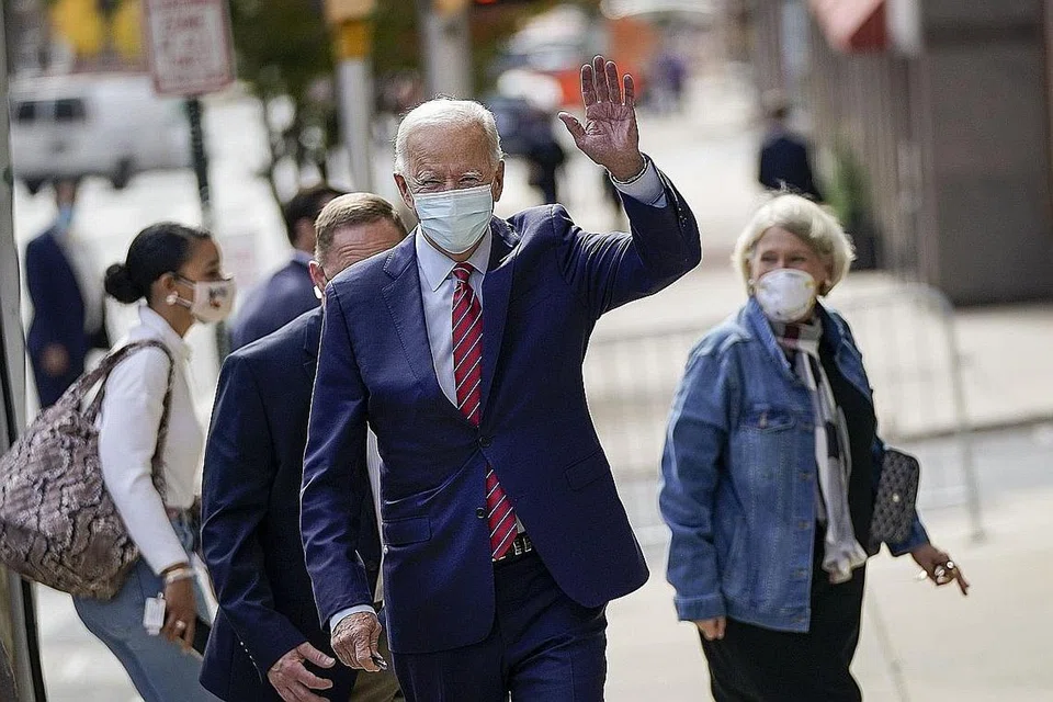 PENUH SEMANGAT: Presiden Donald Trump mengadakan rapat pilihan raya di Lapangan Terbang Antarabangsa Tucson di Tucson, Arizona, sementara pencabarnya, Encik Joe Biden (gambar atas), melawat Wilmington, Delaware, bagi bertemu pengundi, kelmarin. - Foto-foto AFP