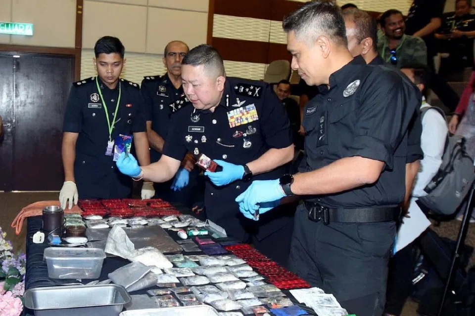 Pengarah Jabatan Siasatan Jenayah Narkotik (JSJN) Bukit Aman, Datuk Seri Khaw Kok Chin (dua dari kanan), melihat dadah yang dirampas ketika sidang media di Bukit Aman, Kuala Lumpur, pada 10 Februari.
