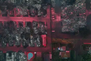 HANGUS DIJILAT API: Kebakaran yang marak akibat Api Almeda telah memusnahkan rumah dan kenderaan di Talent, Oregon. - Foto REUTERS
