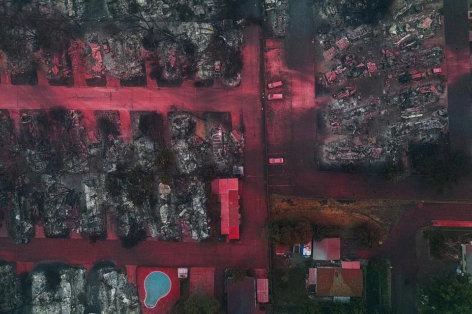 HANGUS DIJILAT API: Kebakaran yang marak akibat Api Almeda telah memusnahkan rumah dan kenderaan di Talent, Oregon. - Foto REUTERS