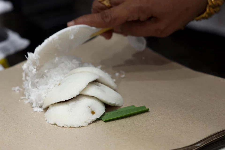 Proses menghasilkan pencuci mulut tradisional putu piring dari Haig Road Putu Piring masih dibuat dengan tangan. 