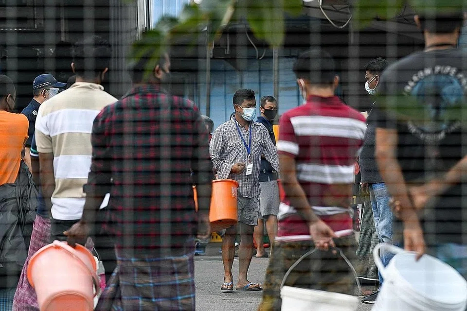 PERLU BANTUAN: Kebanyakan pekerja asing yang tinggal di dormitori, mereka yang masih sihat turut diarah untuk tidak keluar rumah. Sementara itu, banyak bantuan telah diusahakan oleh pelbagai pihak termasuk ramai rakyat Singapura dan badan sukarela agar pekerja ini dapat makanan untuk berbuka puasa dan bersahur selain bantuan yang disediakan pemerintah. - Foto AFP