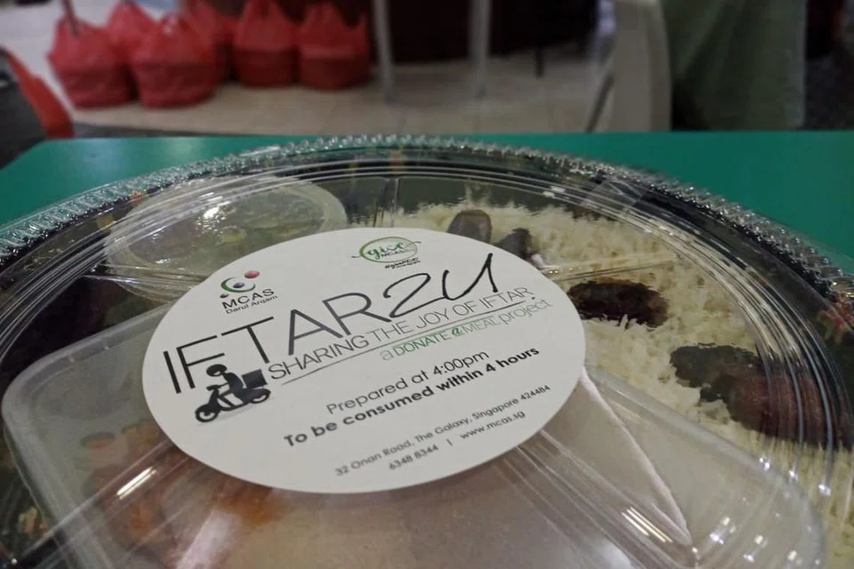 AGIHAN AMAL: Sebanyak 1,000 dulang nasi ayam penyet diagihkan pada Sabtu (17 April) menerusi usaha Darul Arqam menyebar keceriaan buat masyarakat Melayu/Islam. - Foto-foto DARUL ARQAM