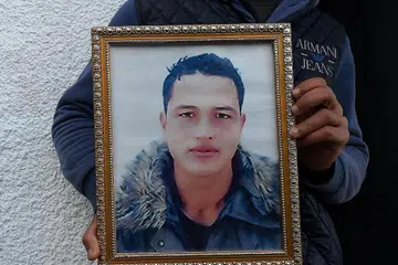 DIRAKAM KAMERA PENGAWASAN: Gambar yang diedarkan oleh polis Italy menunjukkan dalang utama serangan trak di Berlin, Anis Amri (gambar atas) di sebuah stesen kereta api di Turin pada 22 Disember lalu. - Foto-foto AFP