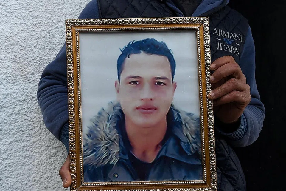 DIRAKAM KAMERA PENGAWASAN: Gambar yang diedarkan oleh polis Italy menunjukkan dalang utama serangan trak di Berlin, Anis Amri (gambar atas) di sebuah stesen kereta api di Turin pada 22 Disember lalu. - Foto-foto AFP