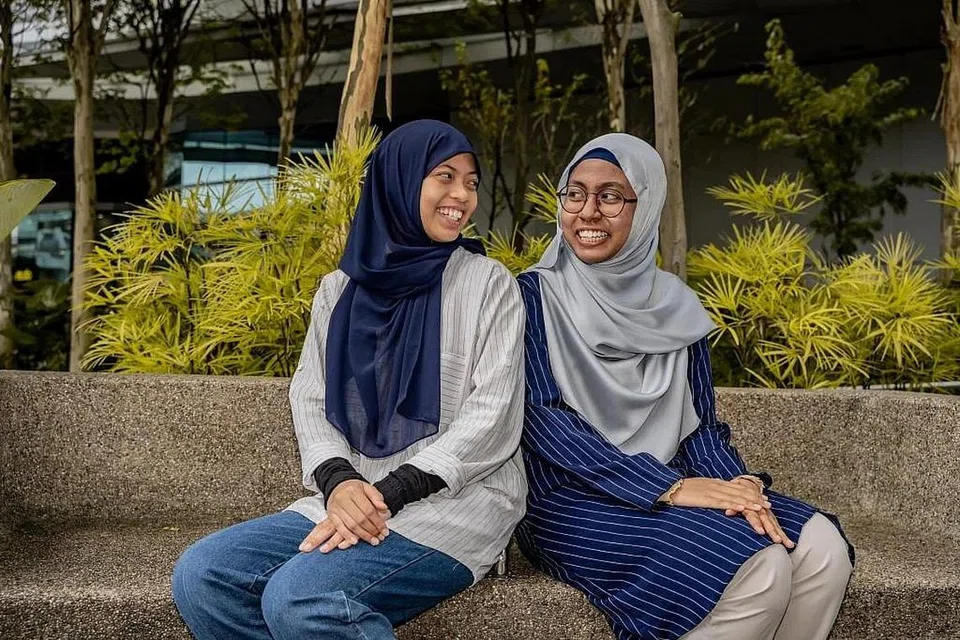 PENGLAMAN TIGA JAM BERBALOI: (Dari kanan) Cik Fathona Jamaluddin dan Cik Nur Masyitah Hairodin merupakan antara pelajar Madrasah Al-Maarif Al-Islamiah yang diundang turut serta dalam usaha pendekatan dengan pelajar untuk menyokong penerokaan dan penemuan kerjaya bagi belia pada September lalu. - Foto BH oleh NUR DIYANA TAHA