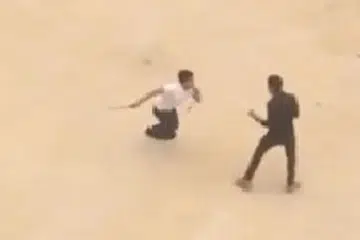 DITONTON RAMAI: Satu video mengenai perkelahian yang melibatkan parang dan dilaporkan berlaku di sekitar ITE Kolej Barat telah muncul di online dan ditonton ramai. - Foto YOUTUBE