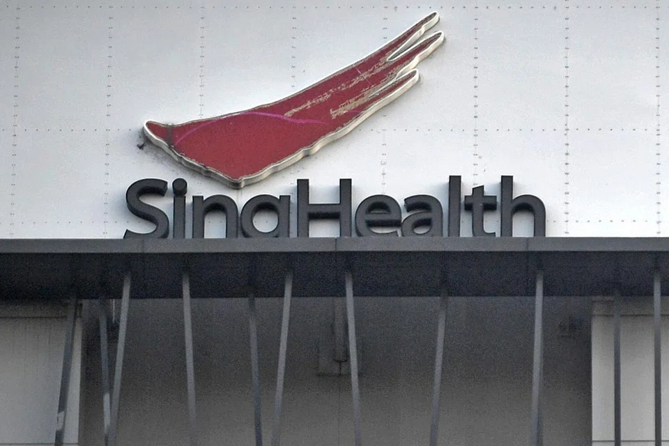 TINGKAT LAPORAN: Pesuruhjaya Keselamatan Siber dan ketua Keselamatan Siber Singapura, Encik David Koh, yang menggulung pembentangan Jawatankuasa Siasatan (COI) yang meneliti penggodaman data SingHealth telah kemukakan beberapa cadangan semalam. - Foto fail