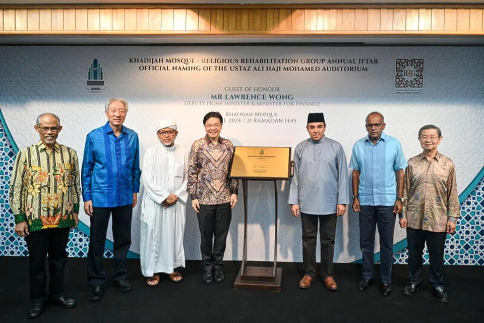 Timbalan Perdana Menteri, Encik Lawrence Wong (empat dari kiri) bergambar bersama tetamu terhormat lain yang hadir dalam majlis iftar tahunan serta perasmian auditorium ‘Ustaz Ali Haji Mohamed’, anjuran bersama Kumpulan Pemulihan Keagamaan (RRG) dan Masjid Khadijah pada 1 April di Masjid Khadijah. (Dari kiri) Menteri Pembangunan Sosial dan Keluarga yang juga Menteri Bertanggungjawab bagi Ehwal Masyarakat Islam, Encik Masagos Zulkifli Masagos Mohamad; Menteri Kanan, Encik Teo Chee Hean; Pengerusi Bersama RRG, Ustaz Mohamad Hasbi Hassan; Encik Lawrence Wong; Pengerusi Bersama RRG yang juga Pengerusi Lembaga Pentadbir Masjid Khadijah, Ustaz Dr Mohamed Ali; Menteri Ehwal Dalam Negeri merangkap Undang-undang, Encik K Shanmugam; dan mantan Timbalan Perdana Menteri, Encik Wong Kan Seng. 