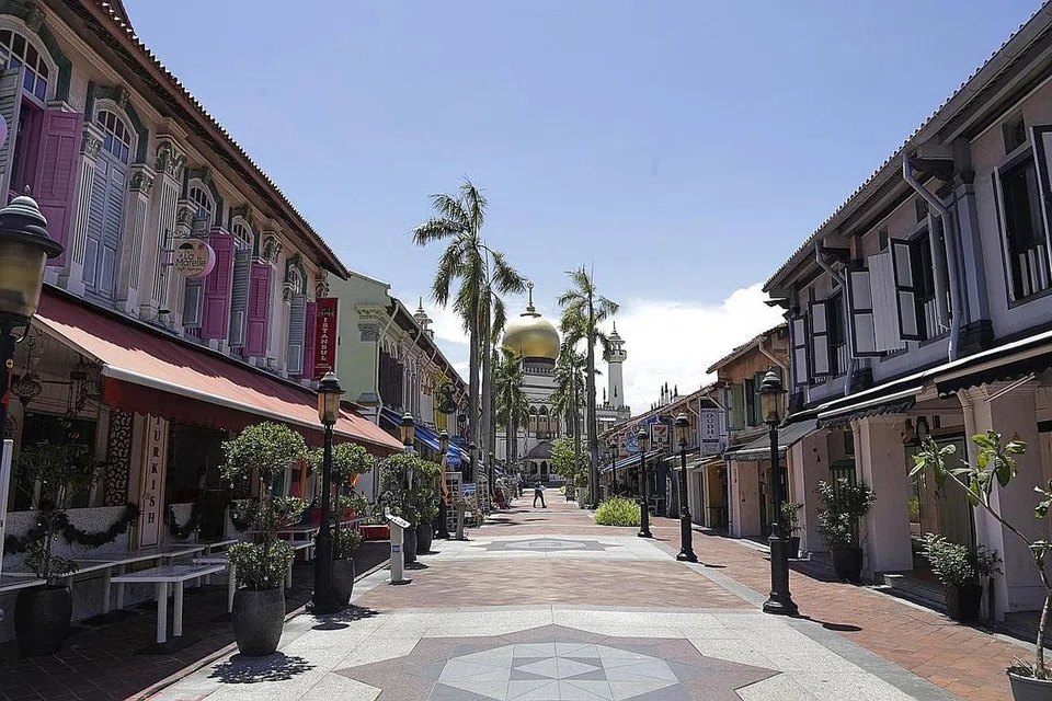SEPI KINI KERANA COVID-19: Apabila jualan makanan dan minuman di bazar sekitar Bussorah Street tidak lagi dibenarkan bagi mengekang wabak Covid-19, keadaan menjadi sunyi sepi, tetapi membawa banyak hikmah tersembunyi di mana keluarga boleh meluangkan masa bersama di rumah beribadah. - Foto BH oleh AZMI ATHNI