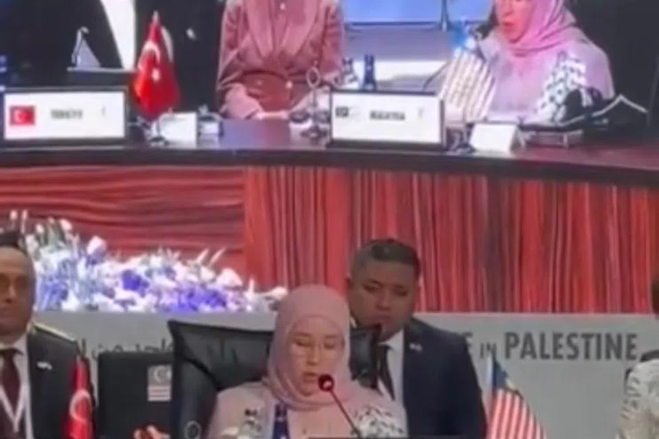 DESAK HENTI PERANG: Raja Permaisuri Agong Malaysia, Tunku Azizah Aminah Maimunah Iskandariah mendesak pemimpin dunia menggesa gencatan senjata bagi menghentikan konflik di Palestin ketika berucap pada Sidang Puncak ‘Bersatu Untuk Keamanan di Palestin’ di Istana Dolmabahce, Istanbul, pada Rabu.