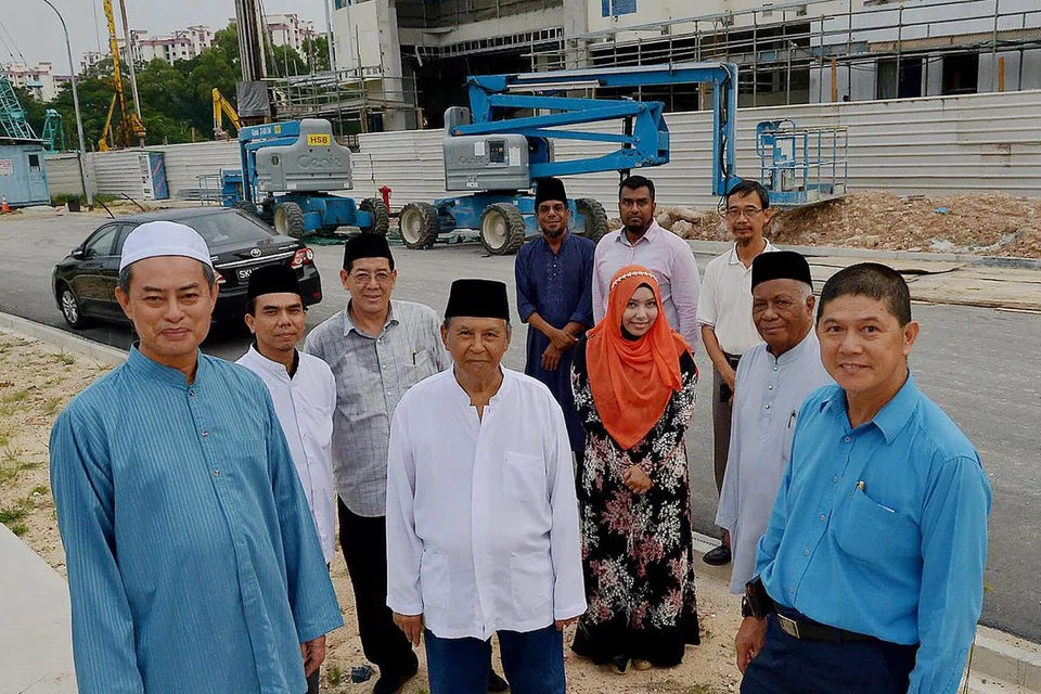 DANA UNTUK MASJID BARU: Jawatankuasa Pembinaan Masjid Maarof di Jurong West yang diketuai Encik Noordin (paling kiri) di tapak pembangunan masjid itu. - Foto TUKIMAN WARJI