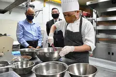 PERANAN DIHARGAI: (Dari kiri) Encik Masagos dan Pengurus Besar Parkroyal Collection Marina Bay, Encik Melvin Lim menyaksikan 'aksi' cef pastri, Encik Classen Cheong, yang merupakan salah seorang pekerja kurang upaya di hotel tersebut. - Foto BH oleh CHONG JUN LIANG