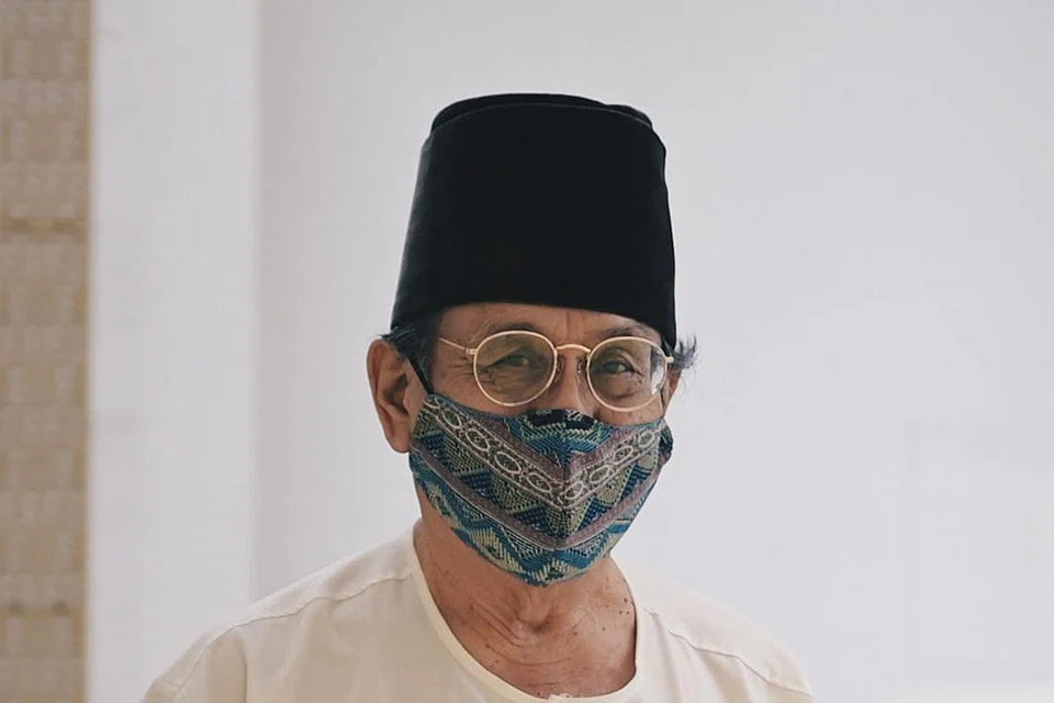 KEMBALI BIASA: Pesara Encik Zainodin Ambak ( atas )menyambut baik kelonggaran terkini dalam membolehkan jemaah merapatkan saf seolah kembali kepada keadaan biasa sebelum pandemik. - Foto BH oleh HARITH MUSTAFFA