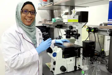 MAHU MENYUMBANG KEMBALI: Dr Rufaihah, yang memberitahu bahawa beliau meraih banyak faedah daripada masyarakat, berasa sudah tiba masanya bagi beliau menyumbang balik kepada masyarakat. - Foto NAZRY MOKHTAR