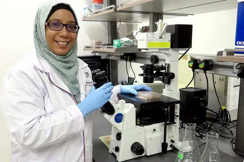 MAHU MENYUMBANG KEMBALI: Dr Rufaihah, yang memberitahu bahawa beliau meraih banyak faedah daripada masyarakat, berasa sudah tiba masanya bagi beliau menyumbang balik kepada masyarakat. - Foto NAZRY MOKHTAR