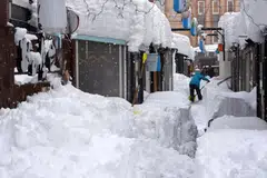 Salji tebal telah turut melanda bandar Obihiro di Hokkaido pada 4 Februari. Agensi Kaji Cuaca Jepun meramalkan keadaan salji lebat akan berterusan selama beberapa hari di wilayah lain yang terletak di sepanjang pesisir Laut Jepun. 