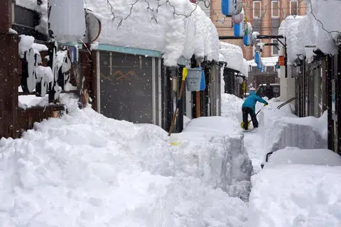 Salji tebal telah turut melanda bandar Obihiro di Hokkaido pada 4 Februari. Agensi Kaji Cuaca Jepun meramalkan keadaan salji lebat akan berterusan selama beberapa hari di wilayah lain yang terletak di sepanjang pesisir Laut Jepun. 