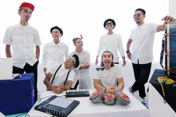 BERPADU BUAT PALUAN: Tujuh anggota perintis Nadi Singapura yang akan menjayakan konsert 'Serentak 2: Not Much of Us Left' Ahad ini. Mereka ialah (belakang, dari kiri) Syafiq Halid, Eddi Gunawan Zahri, Noraini Abas, Nazri Johar dan Jumali Ismail, dan (depan, dari kiri) Faris Ithinain dan Nurzulkhairi Zulkepli. - Foto NADI SINGAPURA