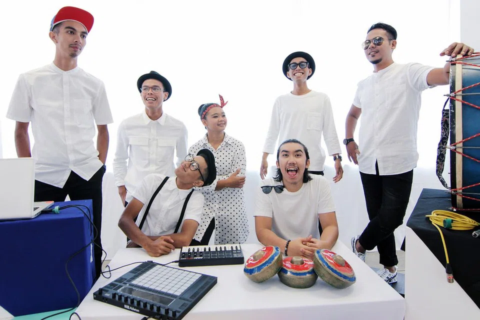 BERPADU BUAT PALUAN: Tujuh anggota perintis Nadi Singapura yang akan menjayakan konsert 'Serentak 2: Not Much of Us Left' Ahad ini. Mereka ialah (belakang, dari kiri) Syafiq Halid, Eddi Gunawan Zahri, Noraini Abas, Nazri Johar dan Jumali Ismail, dan (depan, dari kiri) Faris Ithinain dan Nurzulkhairi Zulkepli. - Foto NADI SINGAPURA