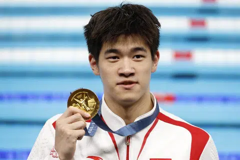 Pan Zhanle dari China memecahkan rekod dunia miliknya dalam acara renang lelaki gaya bebas 100 meter. Namun, terdapat laporan bahawa  perenang dari negara lain, Australia dan Amerika Syarikat, tidak mempedulikannya. Ia mungkin ada kaitan dengan naratif pasukan renang China gunakan bahan terlarang untuk mencapai masa yang laju semasa perlumbaan. 