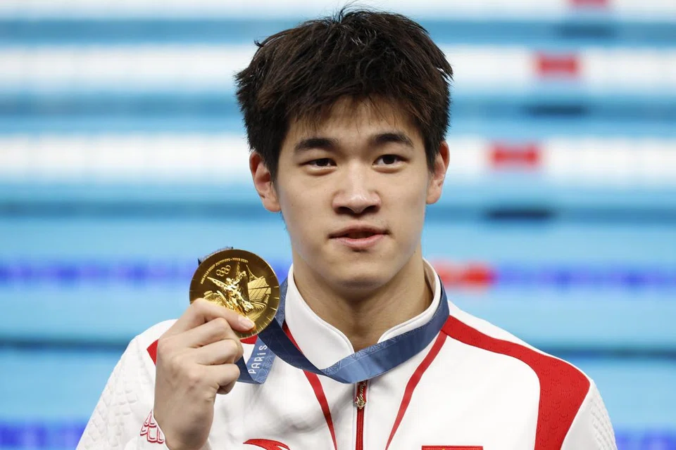 Pan Zhanle dari China memecahkan rekod dunia miliknya dalam acara renang lelaki gaya bebas 100 meter. Namun, terdapat laporan bahawa  perenang dari negara lain, Australia dan Amerika Syarikat, tidak mempedulikannya. Ia mungkin ada kaitan dengan naratif pasukan renang China gunakan bahan terlarang untuk mencapai masa yang laju semasa perlumbaan. 