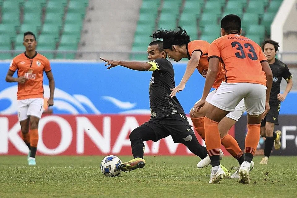 NYARIS CATAT MATA SULUNG: Pemain Tampines Rovers Yasir Hanapi (dua dari kiri) cuba melepasi pemain Chiangrai United dalam perlawanan kedua Liga Juara-Juara Konfederasi Bola Sepak Asia di Stadium Bola Sepak Bunyodkor di Tashkent, Uzbekistan kelmarin. - Foto BH oleh SHINTARO TAY