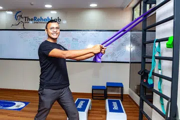 PERLUAS KHIDMAT FISIOTERAPI: Encik Muhammad Fadhli Mohamad Hussein (atas) membuka klinik fisioterapi The Rehab Lab SG Pte Ltd di Kelab Perkhidmatan Awam@Tessensohn bagi membolehkannya menebar bantuan kepada lebih ramai golongan memerlukan termasuk jemaah haji dan umrah. - Foto BH oleh ZALEHA ABDUL KADER 