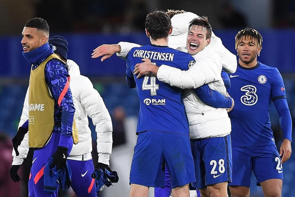 FINAL: (Atas) Pemain Chelsea meraikan kejayaan pasukan itu mara ke final Liga Juara-Juara untuk berdepan Manchester City.