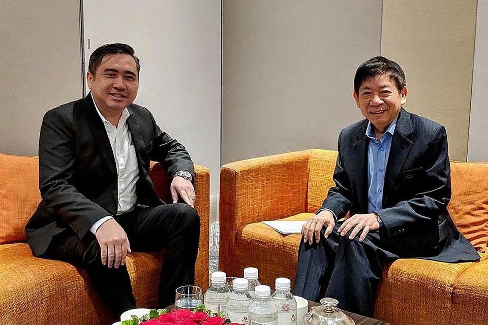 BINCANG ISU DUA NEGARA: Encik Khaw (kanan) bertemu rakan sejawatannya dari Malaysia, Encik Loke, di sini semalam. - Foto FACEBOOK KHAW BOON WAN