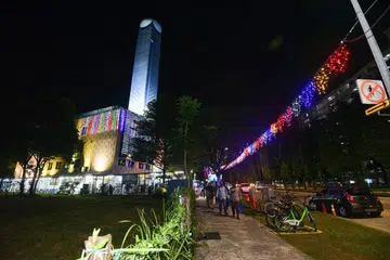 LEBIH BERSINAR: Kawasan di luar Masjid An-Nur kelihatan terang diterangi lampu hiasan sempena Ramadan kali ini. - Foto PERSATUAN RAKYAT (PA)