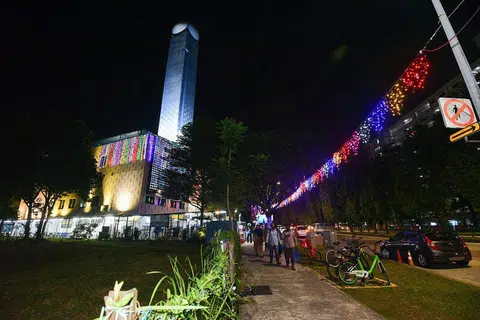 LEBIH BERSINAR: Kawasan di luar Masjid An-Nur kelihatan terang diterangi lampu hiasan sempena Ramadan kali ini. - Foto PERSATUAN RAKYAT (PA)