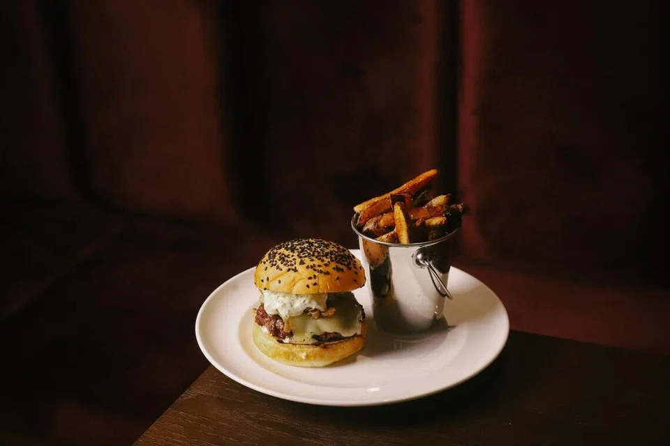 Dry Aged Burger, $32, di The Velvet Cut mempunyai profil rasa yang lain di pasaran disebabkan teknik diperam. Ia mencapai rasa daging yang kuat dan paling terserlah setelah digigit. Ia sesuai bagi penggemar daging yang ingin menikmati mutu daging yang tinggi. 