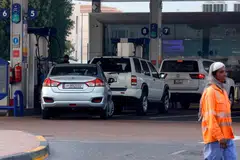 Pemandu berhenti di sebuah stesen minyak untuk mengisi bahan api kenderaan mereka di ibu kota Qatar, Doha, pada 9 Mac 2026. Perang Iran menyebabkan harga minyak melonjak melebihi AS$100 setong selepas Tehran, di bawah pemimpin tertinggi baharu, melancarkan gelombang baharu serangan peluru berpandu terhadap Israel dan negara-negara Teluk yang mengeksport minyak. Pada hari pertama memegang kuasa, pemimpin baharu Iran berusia 56 tahun itu turut memperbaharui serangan peluru berpandu dan dron terhadap Arab Saudi, Bahrain, Qatar, Emiriah Arab Bersatu dan Israel. 