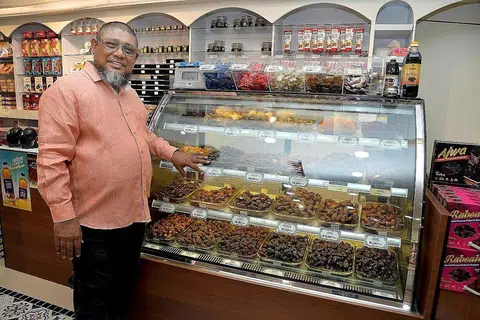 PENJUALAN RANCAK: Pemilik Al-Barakah Fatimah Trading, Encik Abdul Rahman Bahurudeen berkata pembeli sekarang menitikberatkan mutu apabila membeli kurma. - Foto M.O. SALLEH