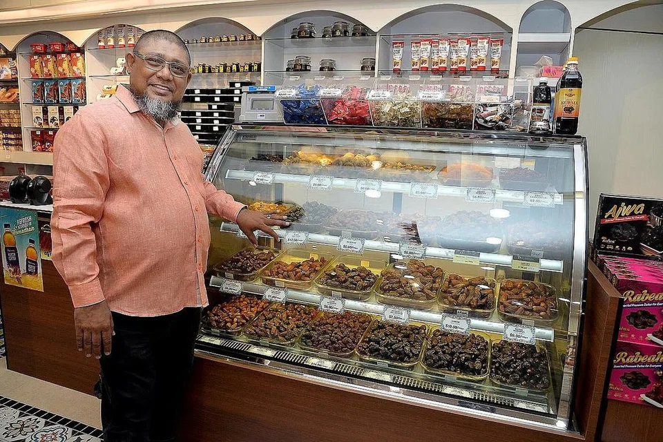 PENJUALAN RANCAK: Pemilik Al-Barakah Fatimah Trading, Encik Abdul Rahman Bahurudeen berkata pembeli sekarang menitikberatkan mutu apabila membeli kurma. - Foto M.O. SALLEH