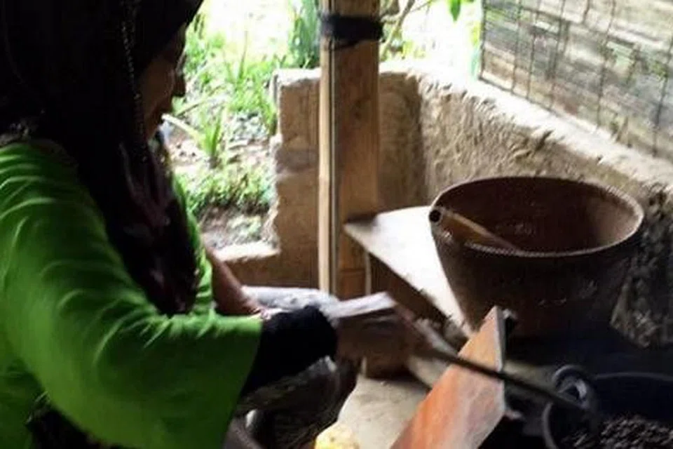 PROSES UNTUK DIJADIKAN SERBUK: Selepas dibilas tujuh kali dan dijemur di panas matahari, biji-biji kopi dikopek kulitnya, digoreng sebelum dikisar halus dijadikan serbuk kopi.