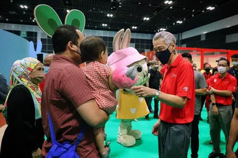 Encik Lee sempat meluangkan masa untuk beramah mesra dengan sebuah keluarga yang menyertai karnival pada Sabtu (4 Jun). 