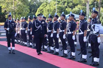Pengarah Jabatan Siasatan Jenayah Narkotik (JSJN) Bukit Aman, Datuk Seri Khaw Kok Chin, (tengah), memeriksa barisan kawalan kehormatan pada Majlis Perasmian ibu Pejabat Polis Daerah Sik, di Kedah, pada 19 Februari. 