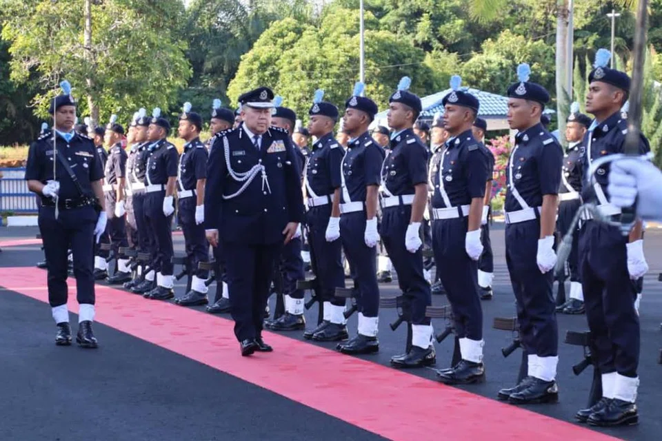 Pengarah Jabatan Siasatan Jenayah Narkotik (JSJN) Bukit Aman, Datuk Seri Khaw Kok Chin, (tengah), memeriksa barisan kawalan kehormatan pada Majlis Perasmian ibu Pejabat Polis Daerah Sik, di Kedah, pada 19 Februari. 
