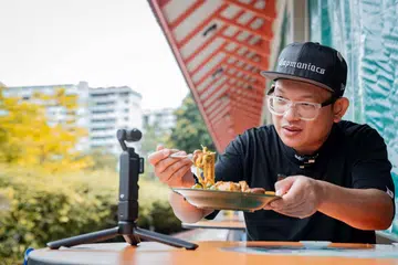 Mohd Sufian Abdullah atau lebih dikenali sebagai Pian Padu Beb Studios dari Malaysia, sedang merakam video memakan mi rebus di Pusat Penjaja Chong Boon, Ang Mo Kio, untuk satu video kolaborasi dengan Kaki Makan Berita Harian. 