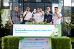 Menteri Besar Johor, Datuk Onn Hafiz Ghazi (tengah), ketika majlis perasmian ladang pertanian menegak dalam bangunan terbesar di Malaysia di Taman Perindustrian Nusajaya, Iskandar Puteri.