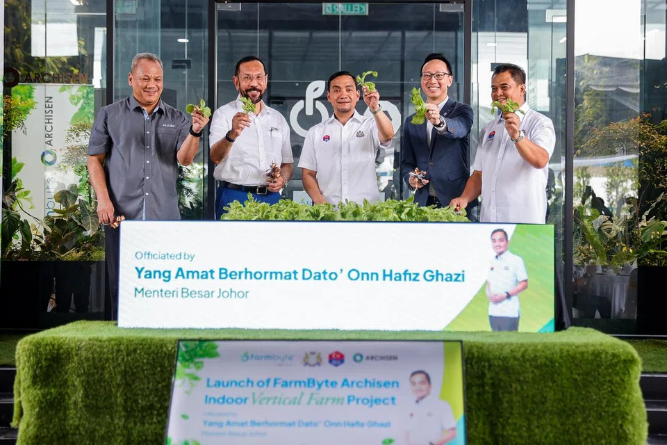 Menteri Besar Johor, Datuk Onn Hafiz Ghazi (tengah), ketika majlis perasmian ladang pertanian menegak dalam bangunan terbesar di Malaysia di Taman Perindustrian Nusajaya, Iskandar Puteri.