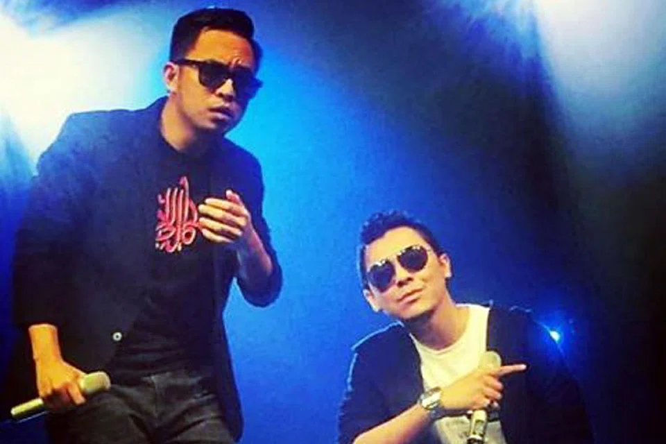 RAKAM LAGU: Pengarah dan pelakon Syamsul Yusof (kanan) bergabung dengan penyanyi Mawi bagi menghasilkan lagu Kalah Dalam Menang. - Foto INSTAGRAM