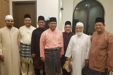 SESI BICARA ULAMA: Ustaz Mohammad Hannan Hassan (tengah) bergambar antaranya bersama Mufti Dr Mohamed Fatris Bakaram (paling kanan) dan mantan Mufti Syed Isa Semait (dua dari kanan), sebelum sesi 'Bicara Ulama' di Masjid Yusof Ishak baru-baru ini. - Foto FACEBOOK MASJID YUSOF ISHAK