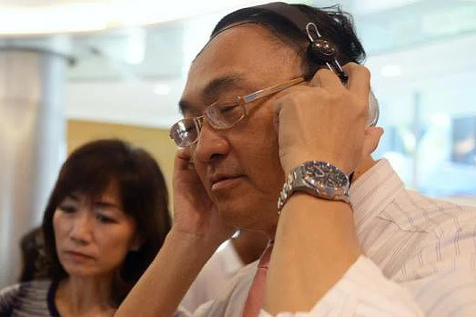 GALAK KAKITANGAN MENJALANI GAYA HIDUP SIHAT: Ketua Pegawai Eksekutif Singapore Press Holdings, Encik Alan Chan, turut menyusuri pameran kesihatan dan keselamatan interaktif di lobi News Centre, Toa Payoh North, semalam. - Foto THE STRAITS TIMES