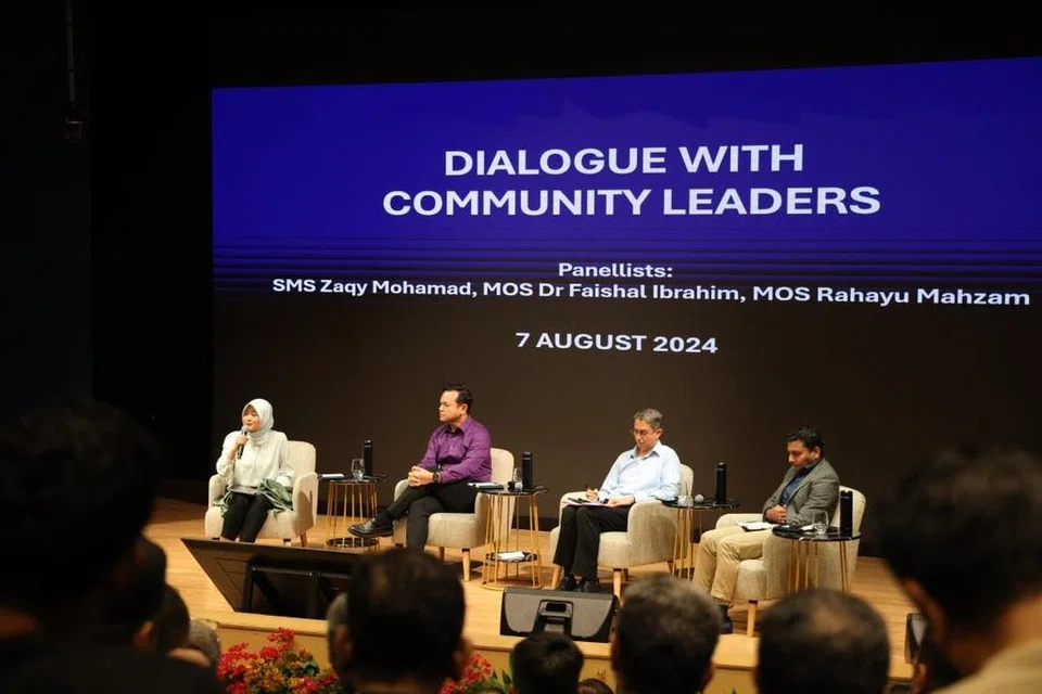 Panelis dialog bagi membincangkan isu yang menjejas landskap keselamatan Singapura anjuran Kementerian Ehwal Dalam Negeri (MHA) pada 7 Ogos, (dari kiri) Menteri Negara (Penerangan dan Pembangunan Digital merangkap Kesihatan), Cik Rahayu Mahzam; Menteri Negara Kanan (Pertahanan merangkap Tenaga Manusia), Encik Zaqy Mohamad; dan Menteri Negara (Ehwal Dalam Negeri merangkap Pembangunan Negara), Profesor Madya Dr Muhammad Faishal Ibrahim, bersama pengendali sesi itu, Penolong Profesor Dr Walid Jumblatt Abdullah daripada Sekolah Sains Kemasyarakatan di Universiti Teknologi Nanyang (NTU).