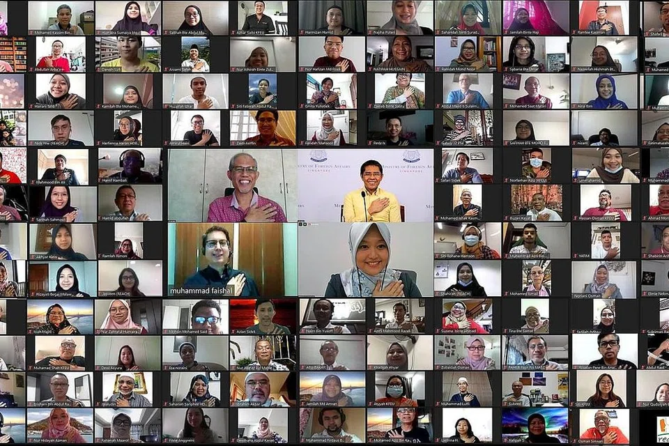 DEKATI MASYARAKAT: Selain menawarkan khidmat pesanan ringkas, pemerintah juga mendampingi rakyat secara maya menerusi sesi dialog anjuran unit maklum balas pemerintah, Reach, bagi mendengar permasalahan yang dihadapi penduduk selain mengongsi usaha-usaha yang dilakukannya dalam menangani Covid-19 di sini. - Foto: MCI 